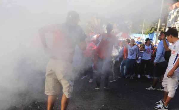 Lamentable; aficionados de Olimpia y Motagua se enfrentan a pedradas