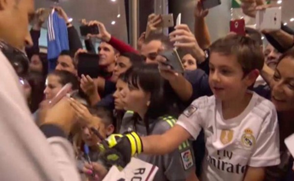 VIDEO: Keylor Navas hizo feliz a un niño en Vigo