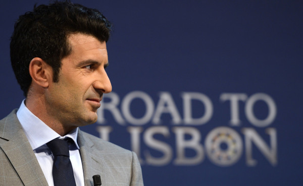 VIDEO: Figo se niega a hablar con prensa de Barcelona