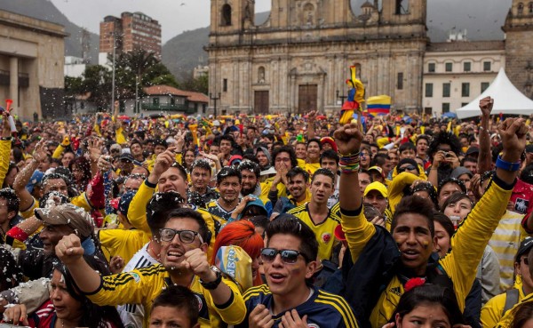 Colombianos inundan las calles de Bogotá tras el triunfo ante Costa de Marfil