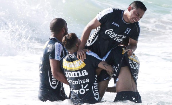 VIDEO: La broma que le hicieron a Emilio Izaguirre en el mar