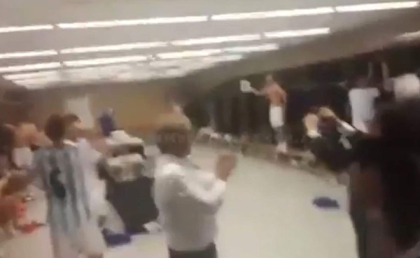 VIDEO: Locura en camerino de Argentina celebrado clasificación