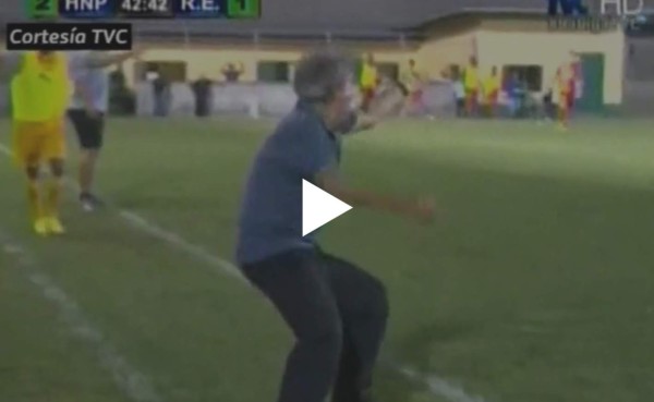 VIDEO: Mario Zanabria se molesta con el árbitro por no pitarle un penal