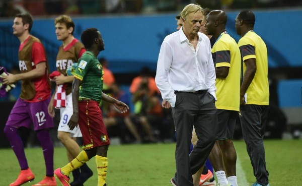 Técnico de Camerún se enfada con sus jugadores tras eliminación