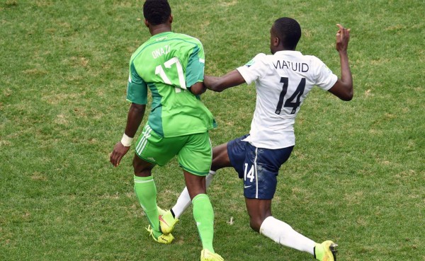 Nigeriano Ogenyi Onezi estará seis meses de baja por lesión