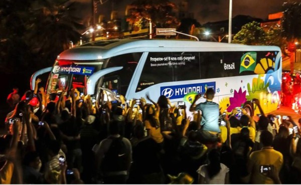 Locura en llegada de Brasil a Fortaleza