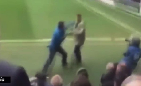 VIDEO: Aficionados en Inglaterra convierten se agarran a puño limpio