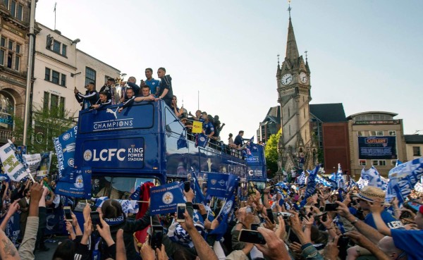 Espectacular marea humana en el Leicester para festejar el título