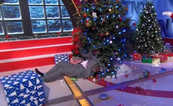 VIDEO: Shaquille O'Neal se estrella contra un árbol de Navidad en plena transmisión
