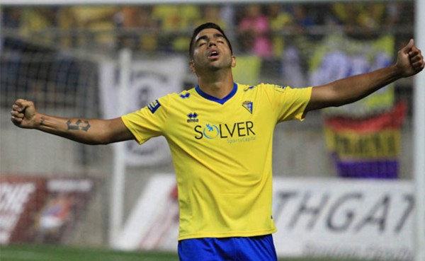 Jona Mejía y Cádiz pierden en casa y se quedan sin ascender directo