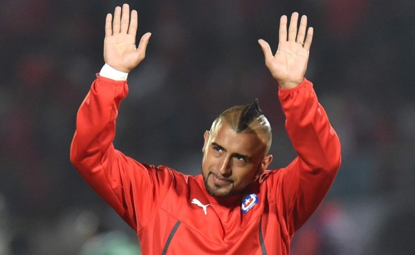 Chilenos recibieron con aplausos a Arturo Vidal en juego con Bolivia