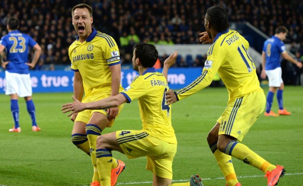 Chelsea acaricia el título tras ganar en Leicester
