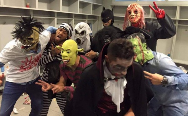 Jugadores del Barcelona interrumpen rueda de prensa con sus disfraces de Halloween