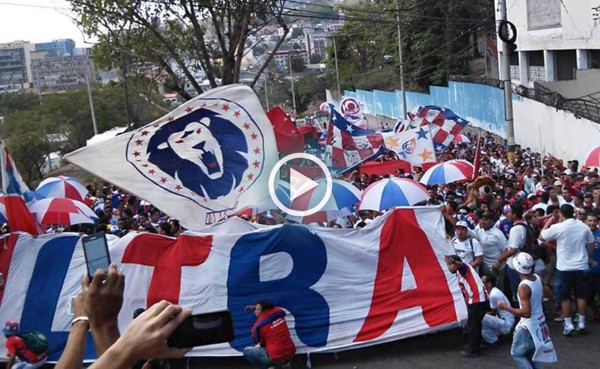 Video: La Ultra Fiel se roba el show previo a la final con su espectacular llegada al Nacional