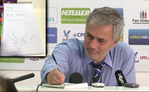 VIDEO: Mourinho escribe en libreta de periodista la clave para vencer al Crystal Palace
