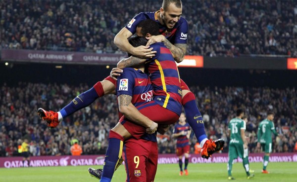 Barcelona remonta y vence al Eibar con hat-trick de Suárez