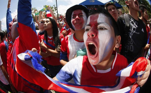 Locura en Costa Rica al derribar a Italia en el Mundial
