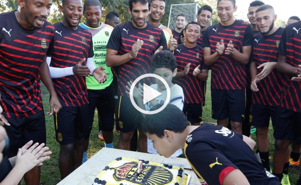VIDEO: Real España festeja cumpleaños de niño fanático al equipo