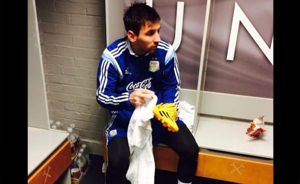 Messi trabaja de 'lustrabotas' con la selección de Argentina
