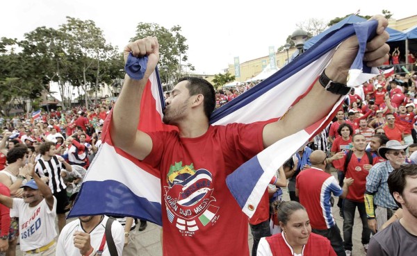 Locura en las calles de Costa Rica por triunfo ante Uruguay