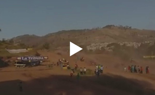 Video: Motociclista arrolla a un espectador en plena competencia en Honduras