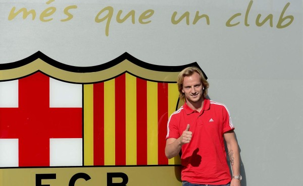 Ivan Rakitic posó junto al escudo del Barcelona