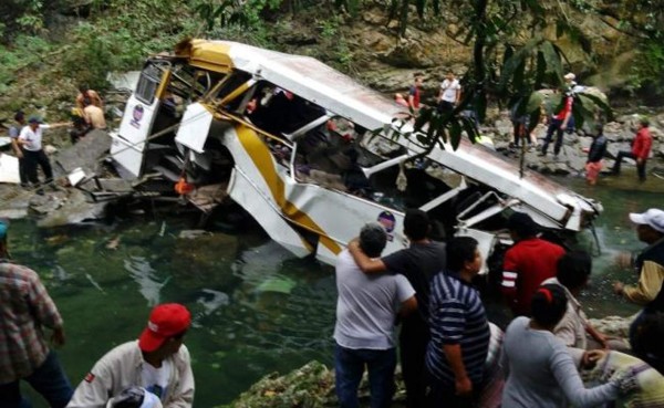 Mueren 16 personas en accidente de bus que transportaba futbolistas en México