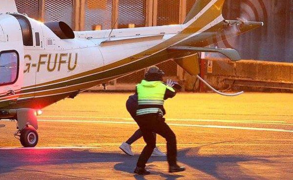 VIDEO: Jugador del Leicester City casi es decapitado al bajarse de helicóptero