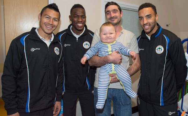 Roger y Maynor llevan alegría a niños de hospital en Inglaterra