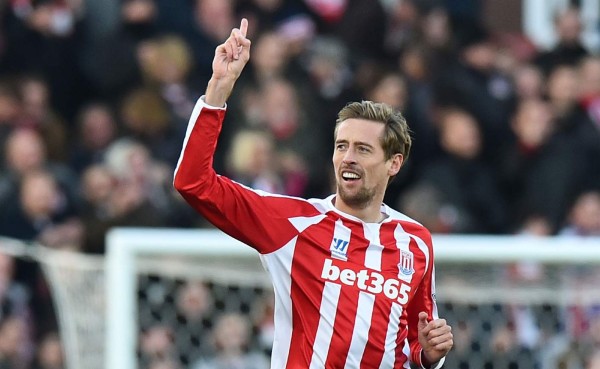 Stoke City vence al Arsenal pero termina pidiendo la hora