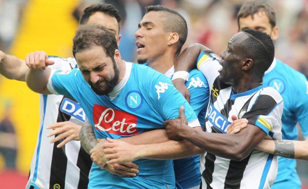 Napoli pierde ante Udinese y se aleja del líder Juventus