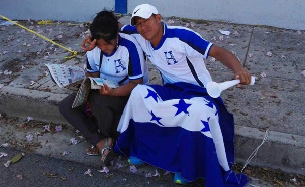 Una pareja de capitalinos son los primeros en llegar al Cuscatlán