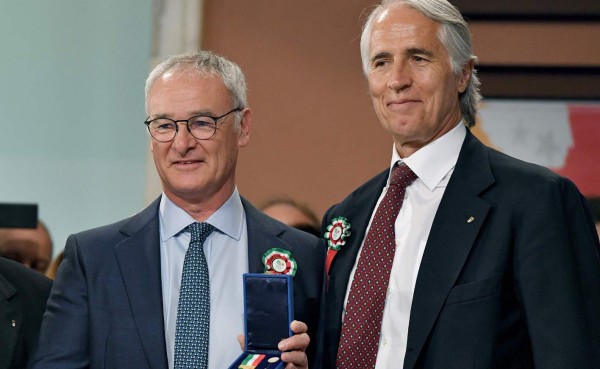 Claudio Ranieri recibe el premio Bearzot por su temporada con el Leicester