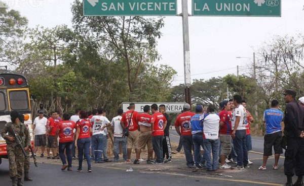 Un soldado herido deja enfrentamiento de barras en El Salvador
