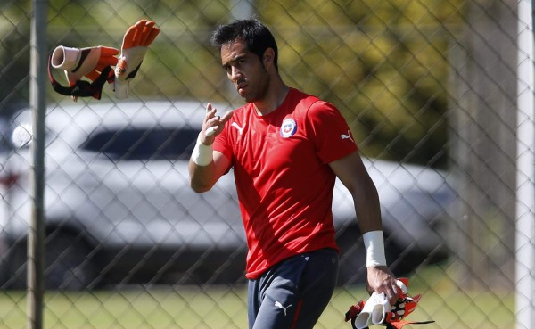 Claudio Bravo arriba este domingo a Barcelona