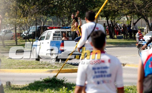 Imágenes: Piedras, armas y violencia en la pelea de barras previo al Real España-Olimpia