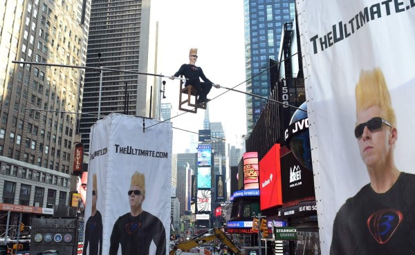Acrobata desafía los rascacielos de Nueva York