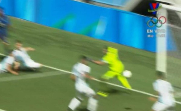 El claro penal no sancionado a favor de Honduras por mano de Argentina