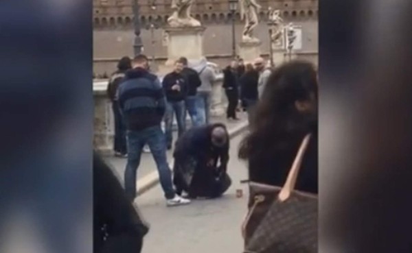 Otra humillación más: Aficionado del Sparta orina sobre indigente