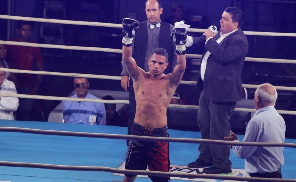 Fernando 'Cadejo' Durán se alza con el título nacional gallo al ganar por nocaut