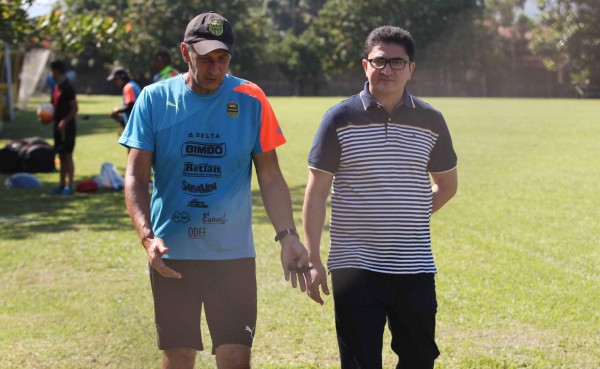 Motivador de selección de El Salvador visita sede del Real España