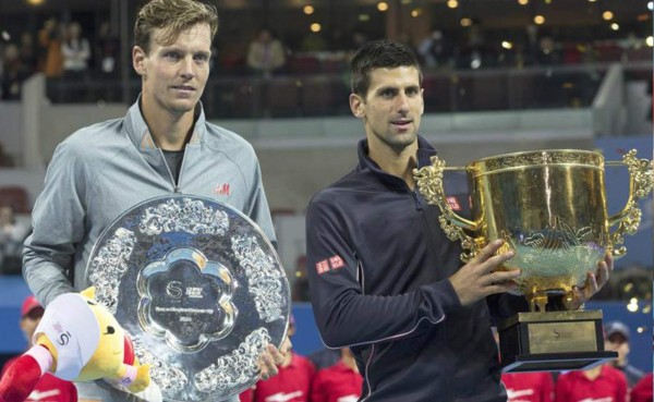 Novak Djokovic barre a Tomas Berdych y gana Pekín