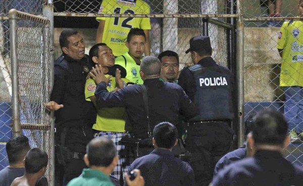 El Salvador: Aficionados irrumpen portones del estadio para reclamarles a jugadores