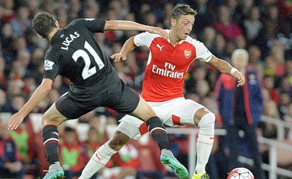 Arsenal gana por la mínima en Newcastle con autogol de Coloccini