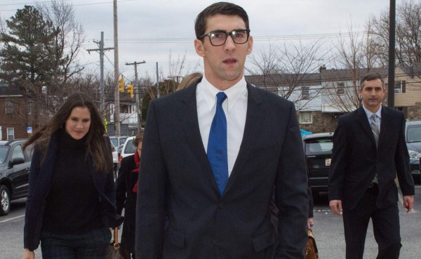 Michael Phelps fue condenado a un año de prisión