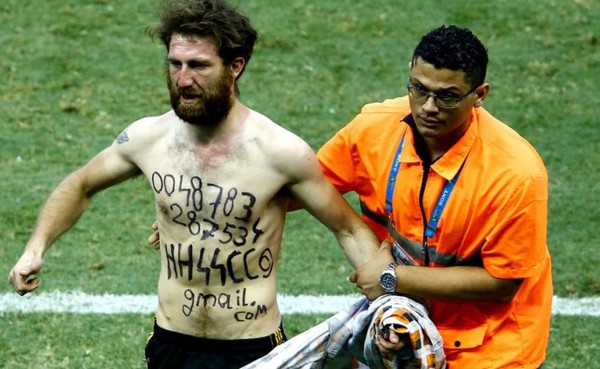 FIFA investiga actitud neonazista de aficionado que invandió estadio