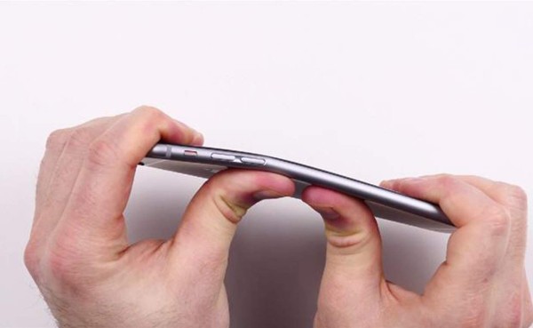VIDEO: Se quejan por la flexibilidad del iPhone 6