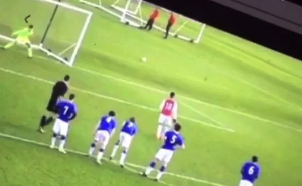 VIDEO: Un juvenil del Arsenal imita el gol de penal que protagonizaron Messi y Suárez