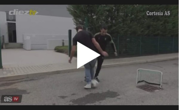 VIDEO: Freestyler desafió al jugador alemán Khedira y lo humilló
