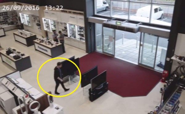 Entra a una tienda a ver y termina rompiendo televisores de última tecnología